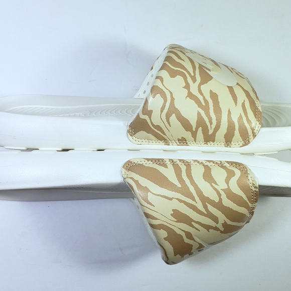 Nike Victori One Animal Print Slides - Picture 4 of 8
